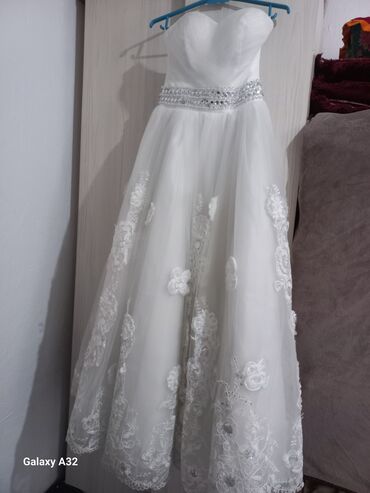 Свадебные платья: Свадебное платье! Цвета айвори. Размер 42 Платье можно летом и зимой