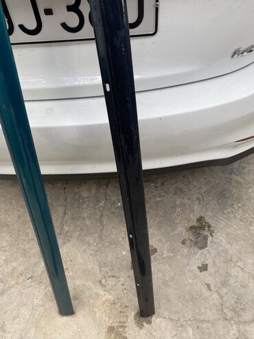 masin uzlukleri: Hyundai Elantra (arka tərəfdəki loqolu bagaj fonunda göstərilib) üçün