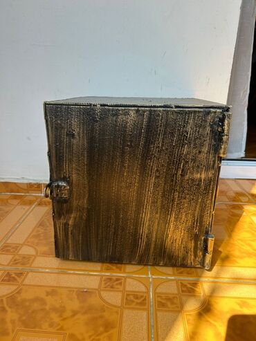 Digər tikinti materialları: Metall qutu – yan açılan qapılı - Material: qalın metal - Rəng: tünd