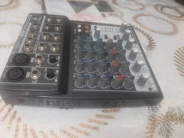 Digər auditexnika: Behringer Xenyx 802 – 8‑girişli, 2‑bus analoq mikser Xüsusiyyətlər: -