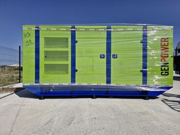 Generatorlar: Yaşıl və göy rəngli Genpower dizel generatoru. Elektrik enerjisi tələb — 5