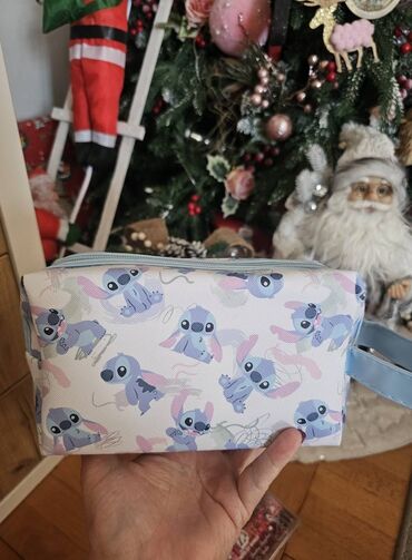 Ostale dečije stvari: Stitch pernica
1600din
Uz pernicu ide jedan sjaj i dve gumice — 9