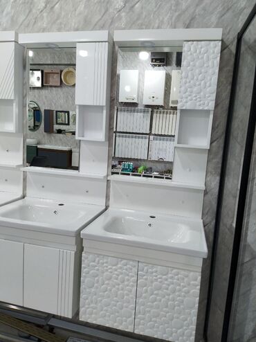 унитаз б у: Ağ rəngdə, yuxarı hissəsində güzgüsü, qapalı dolabı və açıq rəfləri