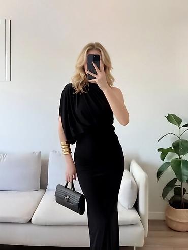 40 dp: Elegantna asimetrična haljina sa jednim ramenom
2600din
S M L — 3