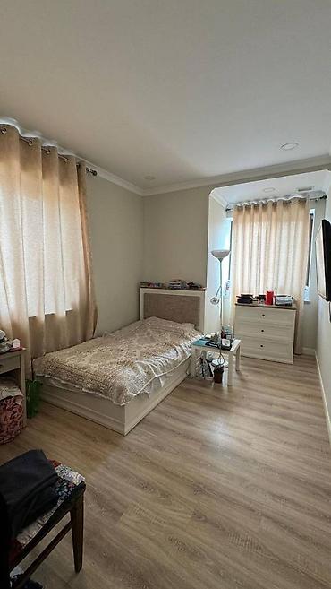 Продажа коттеджей и домов: Продается 2-х эт. дом + цокольный этаж Район Киргизия-1 Зем. участка - — 20