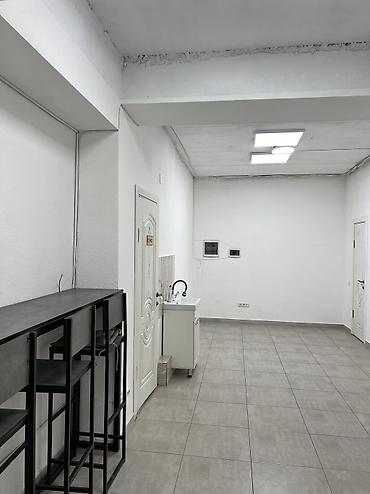Коммерциялык мүлк: Кеңселерди сатуу 70 м², Ремонту бар, Көп кабаттуу имарат, 1 кабат — 3