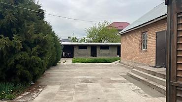 Продажа коттеджей и домов: Продается дом с просторным двором и хозяйственными постройками. - — 1