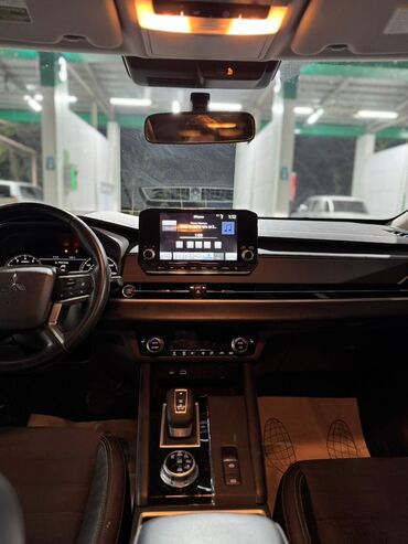 tayota runx: Черный кроссовер Mitsubishi Outlander с современным дизайном кузова и