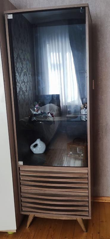 Şüşəli vitrin dolabı - Material: Təbii ağac teksturalı MDFS/laminat