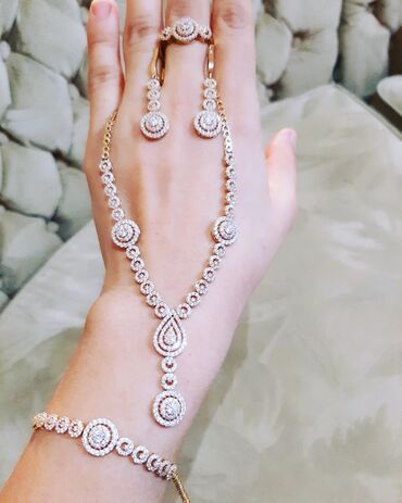 Sırğalar: Dəstə daxildir: Üzük, Sırğa, Bilərzik, Swarovski, Sarı qızıl, 585 Əyar, 16400 g