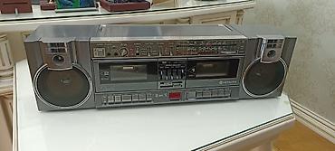 Hitachi portativ kasetli maqnitofon – klassik “boombox” tipli model