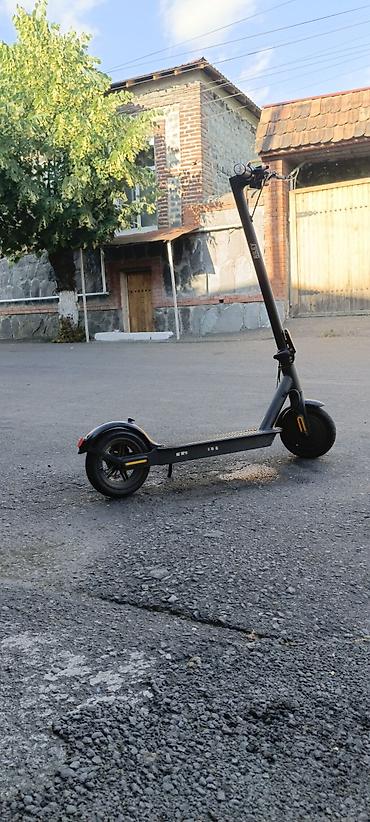 explore viva samokatlar: Riley elektrik skuter - Rəng: qara, narıncı detallarla - Güclü ön far — 4
