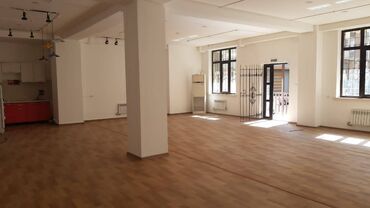 Помещения свободного назначения: Сдам в аренду в центре Бишкека нежилое помещение 116м2, потолки 3,5м