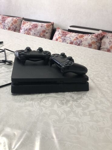 сдать старый ноутбук: Игровая консоль PlayStation 4 Slim в черном корпусе. Компактный дизайн