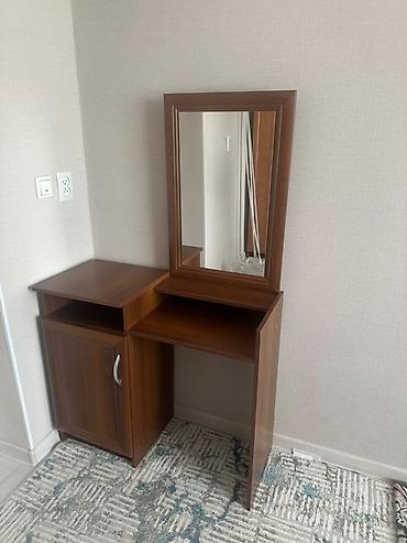 berber mirror second hand: Туалетный столик с зеркалом, выполненный в тёплом оттенке под дерево — 1