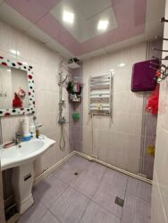 Köhnə tikili: Bakıda 7ci mikrayonda metro ilə 1dəqiqəlik məsafədə yerləşir 5otaqlı — 9