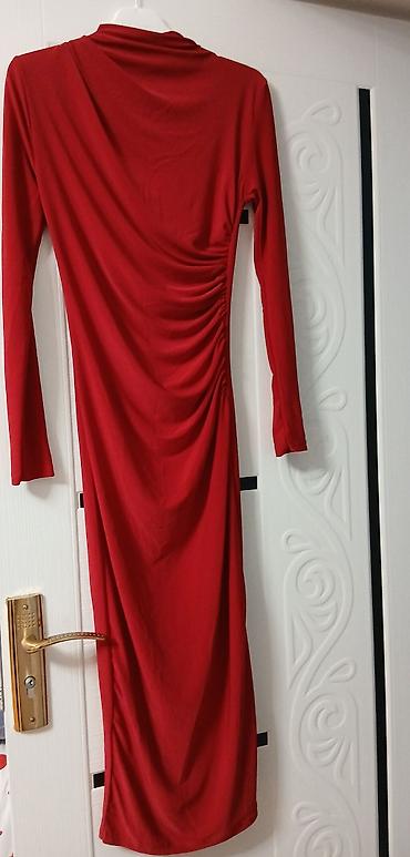 Qırmızı qadın paltarı - Model: Uzun, bədənə oturan kəsim - Rəng
