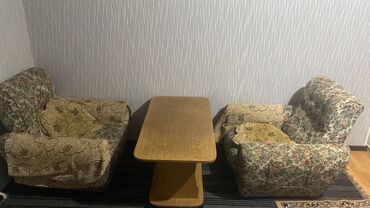 мебель деревянная: Продам за 2000 сом кровать и 2 кресла
