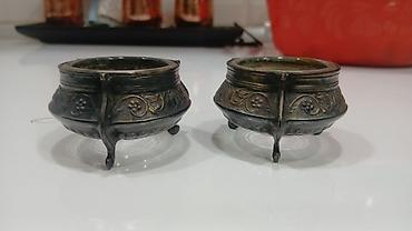 islenmis qablar: İki ədəd dekorativ duz/ədviyyat qabı – üçayaqlı, relyef naxışlı metal — 1