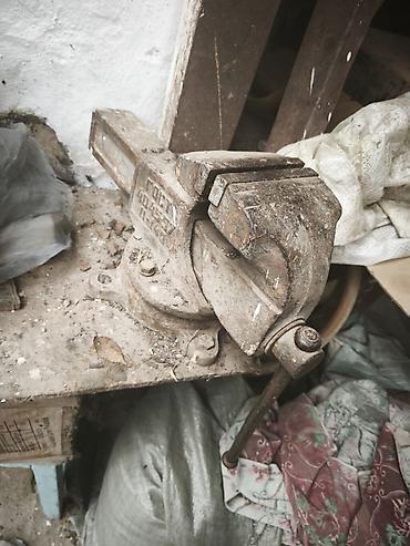 Зажимные инструменты: Продаются большие тиски, производство СССР. Качественные, рабочие — 3