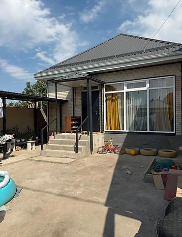 Продажа коттеджей и домов: 🏡 ПРОДАЁТСЯ ДОМ 📍 Район: Ак-Босого 📐 Площадь: 90 м² 🛏 Комнат: 3 🌿 — 10