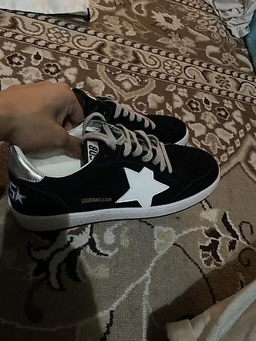 сумка крокс: Мужские кроссовки, 41, 41.5, 42, Golden Goose, Новый, цвет - Синий, Платная доставка — 1