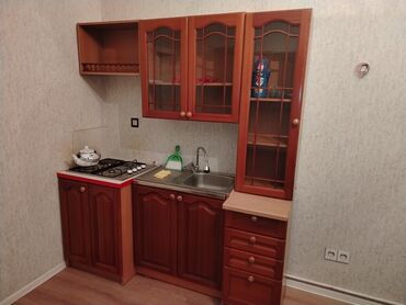metbex mebeli arasi kafel: Mətbəx mebeli. Ümumi uzunluğu 325 sm-dir. Dərinlik 30 sm. Alt