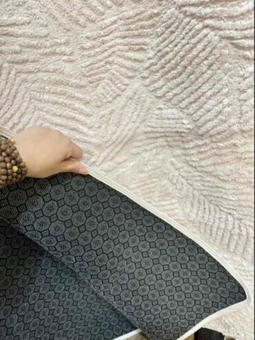 Tepisi i prostirke: TEPIH — 6