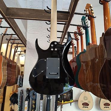 Gitaralar: Elektro-gitara Smiger S-G5 Simlərin sayı: 6 Üst: Cökə ağacı Qol — 3