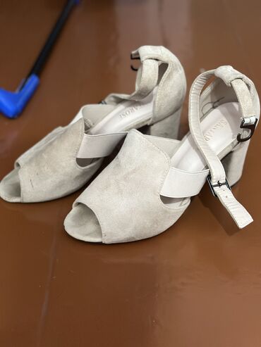 сандалии 37: Туфли женские на каблуке. 37 размер. Замшевые