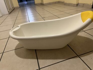 Uşaqlar üçün digər mallar: Ağ rəngli, sarı detallı uşaq hamam küveti. Körpənizin rahatlığı üçün