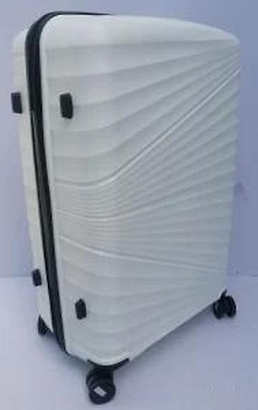 Putni koferi i torbe: === PART 1: TEXTUAL DESCRIPTION === Set od tri bela kofera sa tvrdim — 23