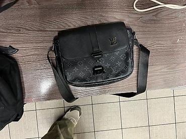 чехол на хс: Сумка через плечо Louis Vuitton, черная - Формат messenger/crossbody — 1