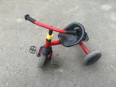 трехколесный велосипед с надувными колесами: Детский трехколесный велосипед в хорошем состоянии, есть удобный