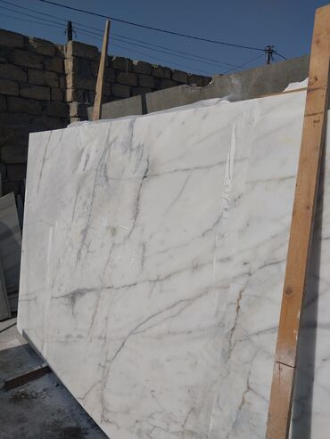Mərmər: Ağ və boz tonlarda təbii daş plitələr - Material: mərmər və travertin