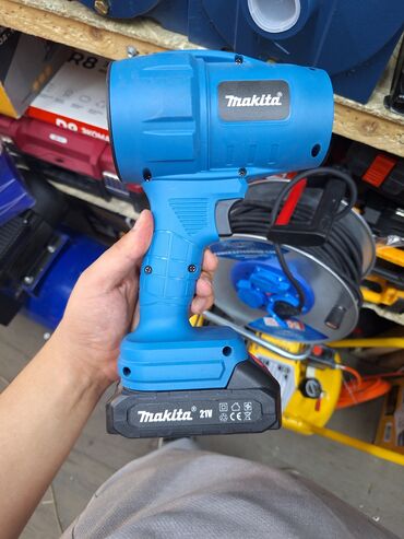 фены: Аккумуляторный светодиодный фонарь Makita синего цвета с черной