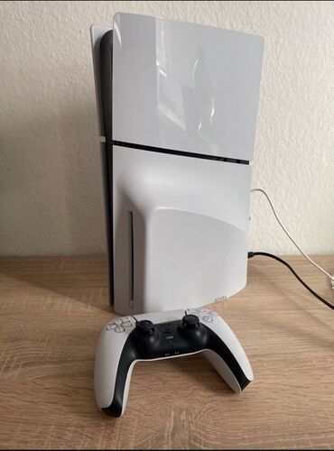 коврик для мыши аниме: Игровая консоль PlayStation 5 в классическом белом дизайне. Эта модель