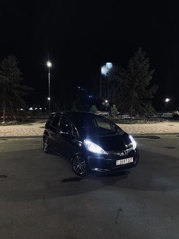 машина ист: Honda Fit: 2011 г., 1.3 л, Вариатор, Гибрид, Хэтчбэк