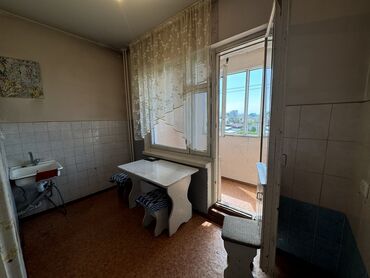 продаю 1 комнатную квартиру: 1 бөлмө, 38 кв. м, 105-серия, 4 кабат, Эски ремонт