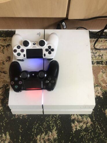playstation 4 купить в баку: Playstation 4 500GB. Ağ rengde. Ideal veziyyetde, hec bir problemi
