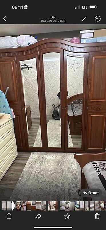 встроенный шкаф в спальню: Спальный гарнитур в классическом стиле, натуральный древесный тон — 3