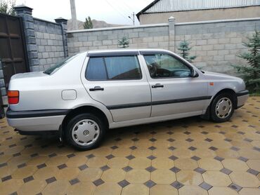 golf vento: Volkswagen Vento: 1993 г., 1.8 л, Автомат, Бензин, Седан