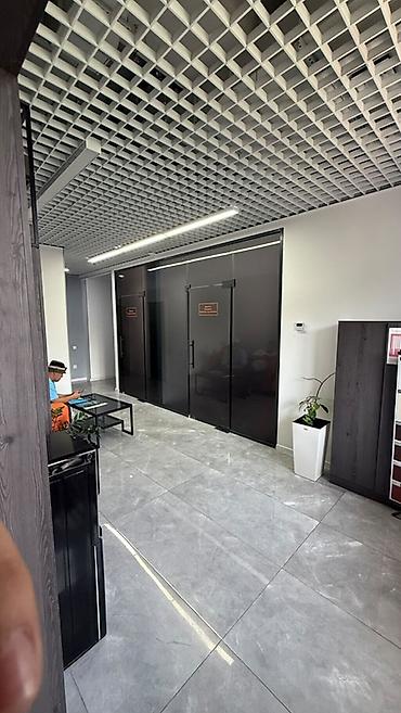 7 мкр: Сдаю Офис целиком: 326 м², В жилом комплексе, С ремонтом, Первая линия, С отдельным санузлом, С системой безопасности — 6
