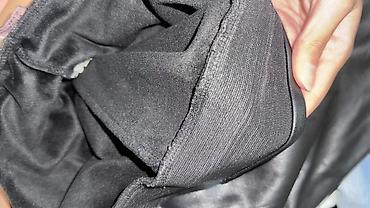 Джинсы и брюки: Qadın üçün qara eko‑dəri leggings - Rəng: qara, yüngül parıltılı - — 2