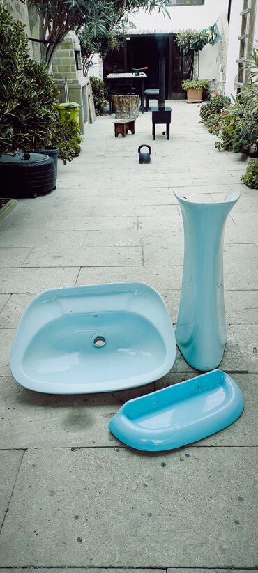 Mətbəx kranları: Mavi rəngli sanitar keramika dəsti Tərkib: - Ayaqlı lavabo (pedestal)