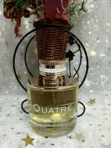 Parfemi: Crna bočica parfema Versace Crystal Noir sa fasetiranim čepom u obliku — 17