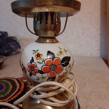 svetilnik sssr: Настольный светильник. очень старый . железный. фарфор абажур . В