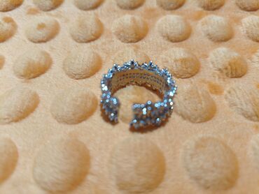 Наборы украшений: Набор бижутерии и аксессуаров Состав: - Брошь в форме пера — 2