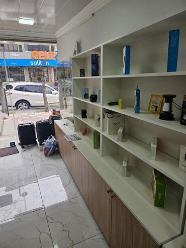 dukan vitrini: Mağaza və ya ofis üçün ideal olan, tənzimlənən rəfləri olan böyük