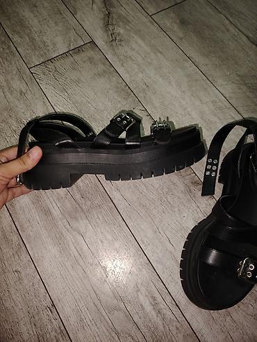 gundelik ayaqqabilar: Qara platformalı qadın sandal. - Marka: Ecco (iç tabanda logo — 2